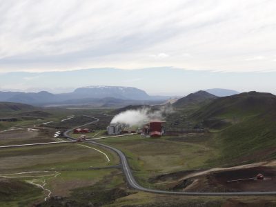 La empresa islandesa Landsvirkjun impulsa la construcción y reduce los precios para los compradores