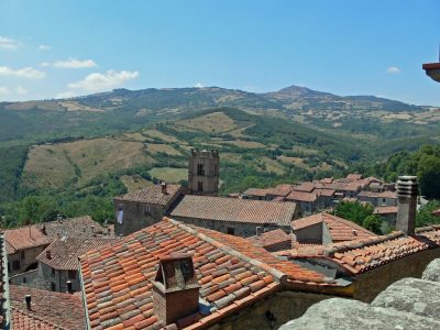 Piscina geotérmica que se está construyendo cerca de la planta geotérmica de Bagnore, Italia