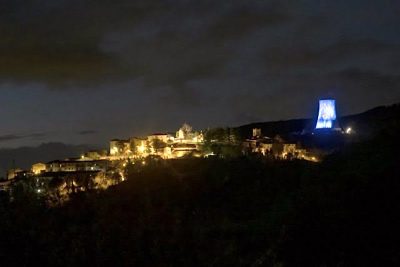 Se ilumina torre de enfriamiento geotérmico para el período navideño en Italia